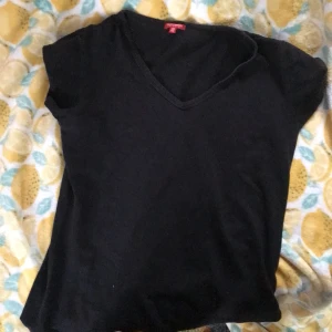 Fin svart t shirt 👚  - En fin svart v neck tröja som är inte soppans gammal!