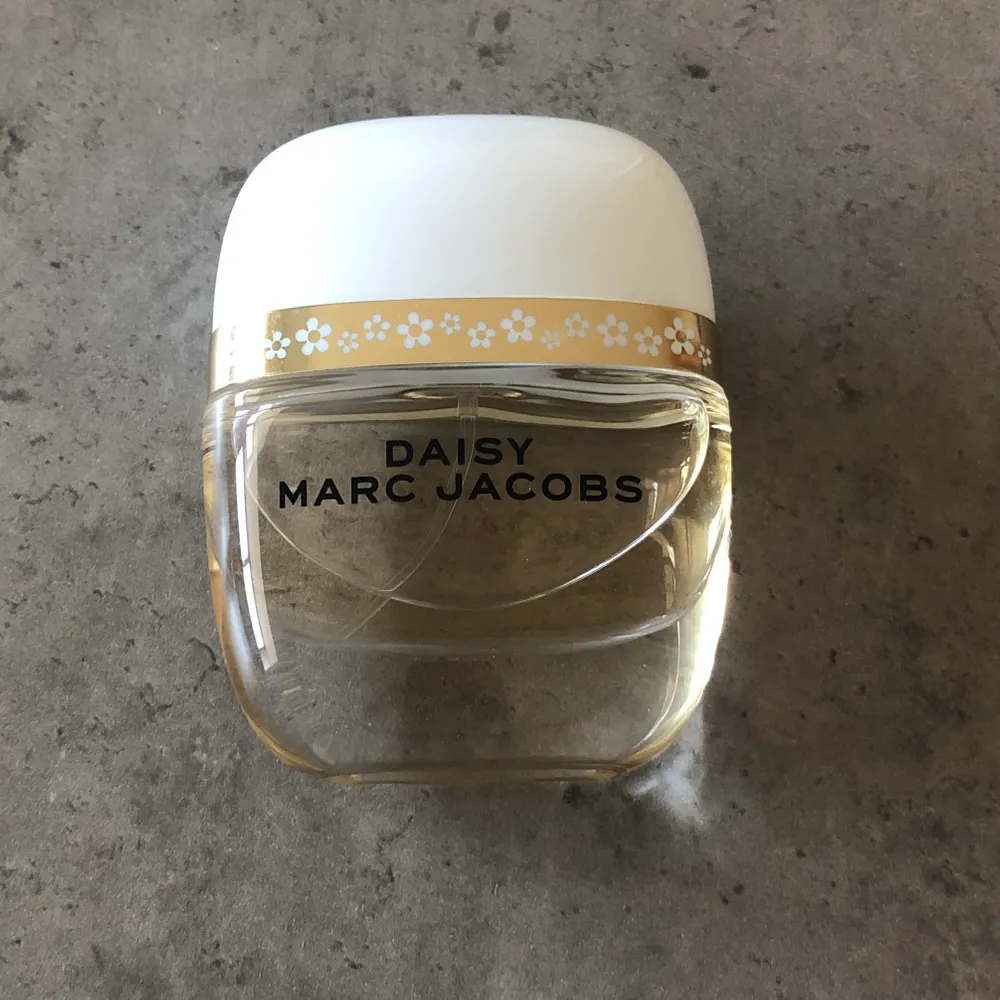 Parfym ”Daisy” från Marc Jacobs. Använd ett fåtal gånger och säljer pga fått en större. Inköpt för 499kr. 20 ml. . Övrigt.