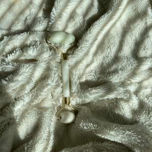 Skincare roller av vit marmor och guld detaljer 🤍🌿 använt 1-2 gånger men fortfarande som ny😚 värkligen super härlig att massera med💕✨