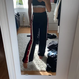 Byxor från Zara - Populära byxor ifrån Zara i storlek XS. Har blivit någon fläck på det vita lägst ner på benet ifrån guldknapparna men går bort i tvätten. Inte använt på länge utan legat i en låda därav märkena. 