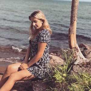 Byxdress - Blommig och skön, perfekt till varmt väder. Säljer då den inte används ofta. Storlek Xs-s