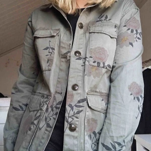  - Tunn jacka i militär grönt från hm. Frakt tillkommer❣️
