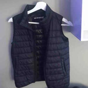  - Skit snygg väst från Everest köpt på barnavdelningen i stl 134/146 men jag som har XS i vanliga fall passar perfekt.