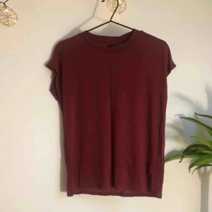  - Vinröd T-shirt i svalt tyg. Sparsamt använd 