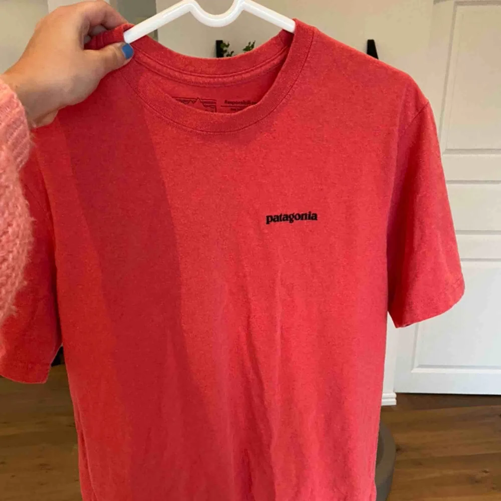 Patagonia t-shirt, röd/rosa färg 🥰🥰 . T-shirts.