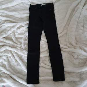 Svarta jeans i modellen alex från ginatricot. Fint skick, köpare står för frakt.