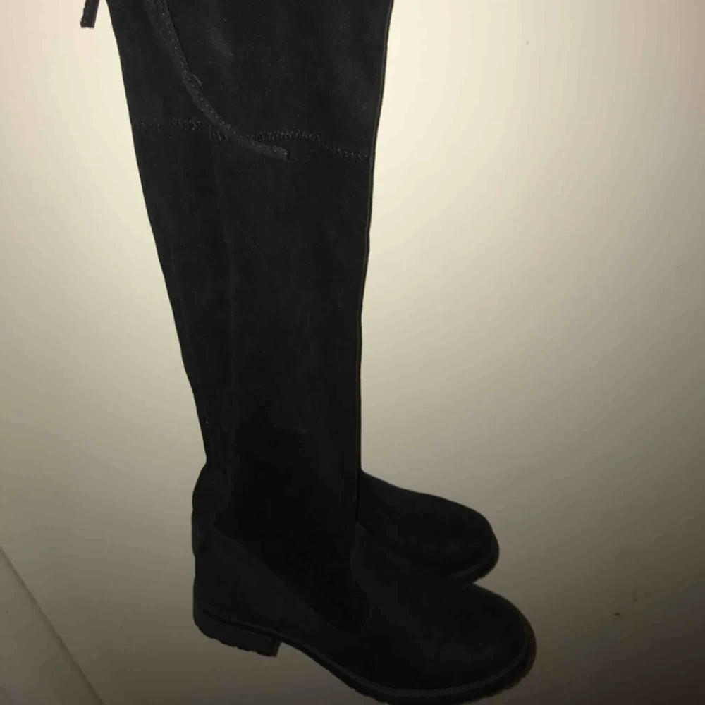 Svarta overkneeskor i storlek 37 med låg klack, köpta för 400 kr. I princip aldrig använda då de är lite för tighta för mina breda fötter, vilket är synd då de verkligen skulle passa snyggt med ett par blåa jeans! 🖤 . Skor.