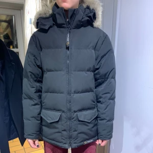  - Säljer min Canada Goose. Sparsamt använd men har några år på nacken