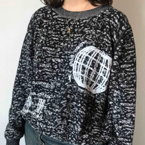  - Tröja med tryck på. Bra skick, frakt tillkommer