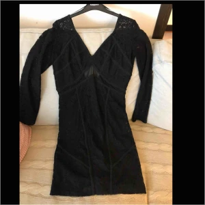  - Klänning mycket bra skick , använd en gång V- urring både fram och bak . Långa spets arm 