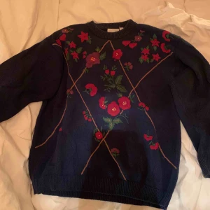  - Såå charmig och snygg stickad tröja från Twilfit. Mjuk och fin med en marinblå botten. Blommorna är broderade. 💘 frakt tillkommer på 35kr🦋