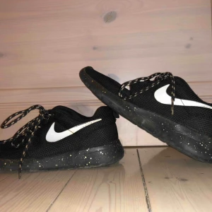  - Snygga och bekväma nike skor. Använda ett par gånger men i bra skick. 