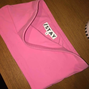 Rosa tubtopp - I princip helt ny croptop från STAY, använd cirka 2/3ggr. Väldigt stretchig men samtidigt sitter den tight på plats. Säljer pga ingen användning av den. Priset går att diskuteras!