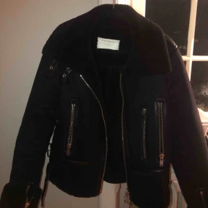  - Blå/svart jacka, knappt använd 