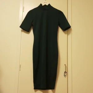  - Ny mörkgrön klänning. Nypris 400 kr