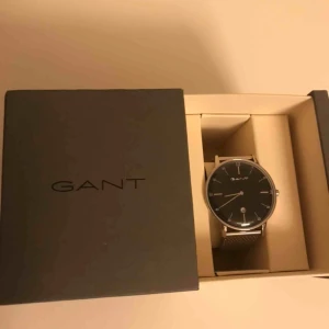  - Gantklocka i unisex modell. Använd 2ggr så den ser helt ny ut i skicket. Har inget kvitto då det var en present men kartongen finns kvar.  Frakt tillkommer om det ska skickas