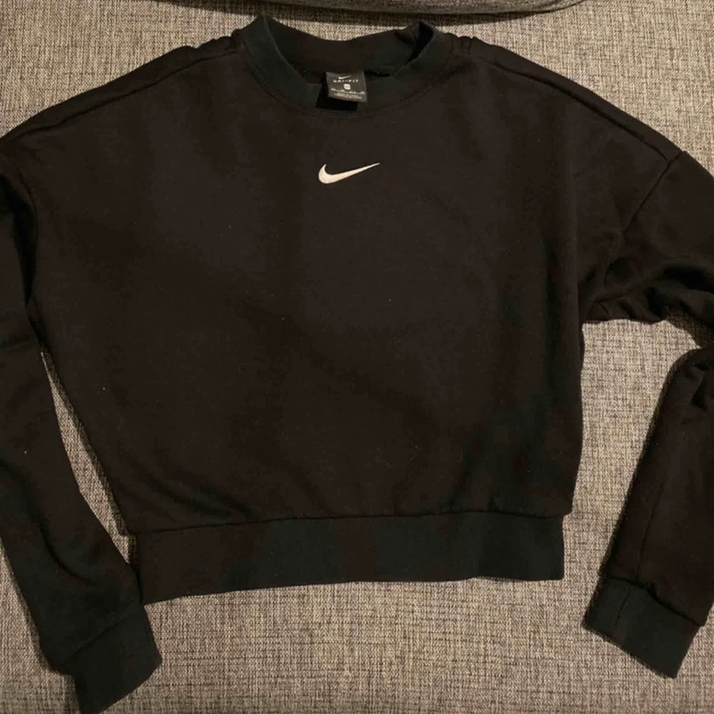 Sweatshirt från Nike med cool detalj i ryggen. Hoodies.