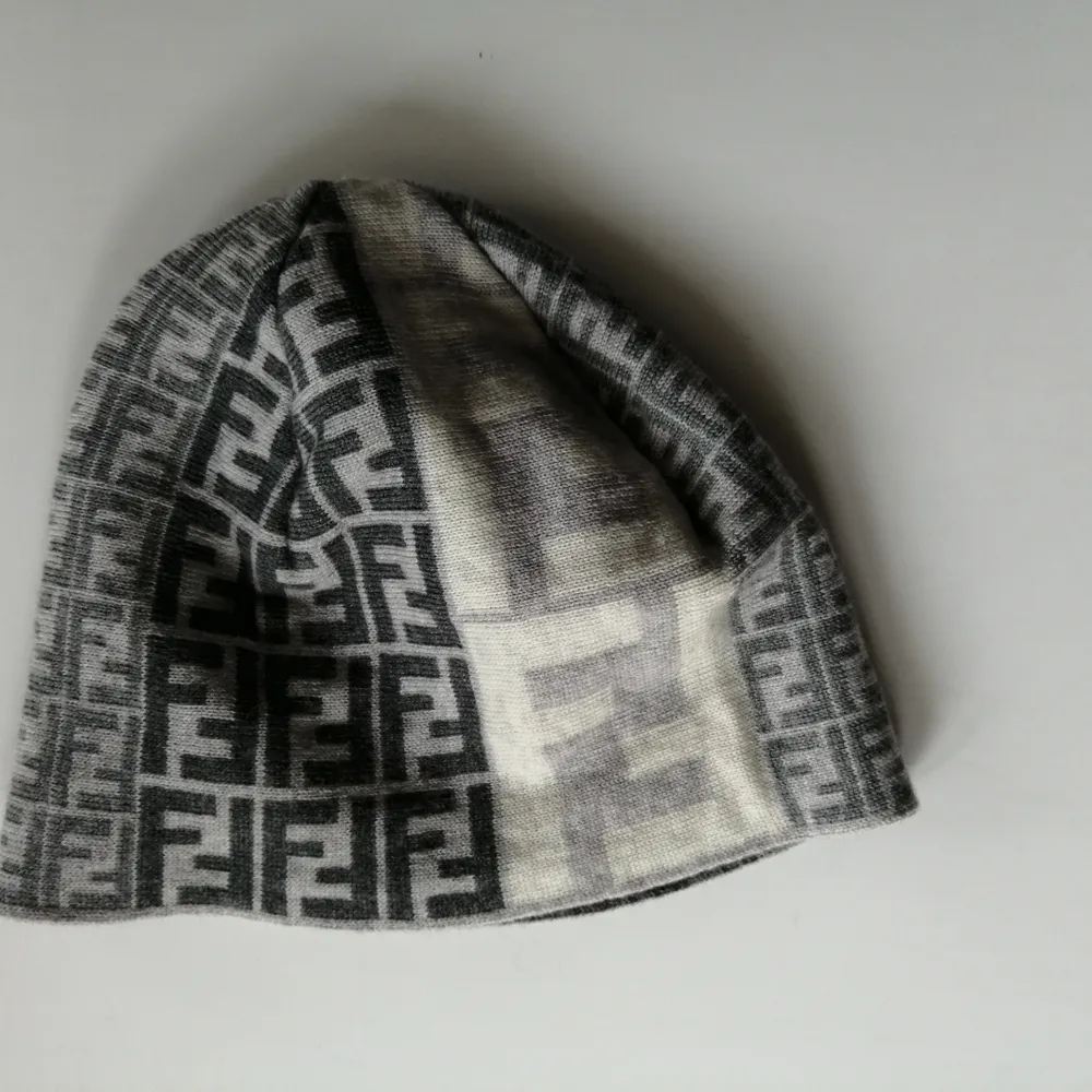 Fendi winter hat, size small, wool, 100% authentic,. Accessoarer.