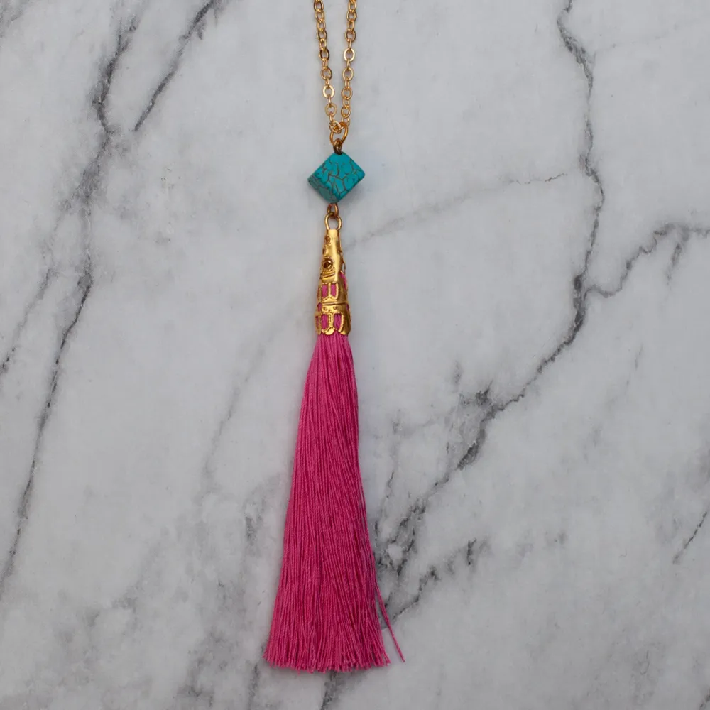 Halsband med rosa tassel och turkos pärla. Kedjan är ca 60cm, justerbar. 11:- i frakt, fri frakt vid köp över 100:-.. Övrigt.