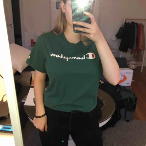  - Lite kortare T-shirt från Champion. Super fin men kommer tyvärr inte till användning. Finns att hämta i Linköping, men fraktar även. Köparen står för frakten. Betalning sker via swish 