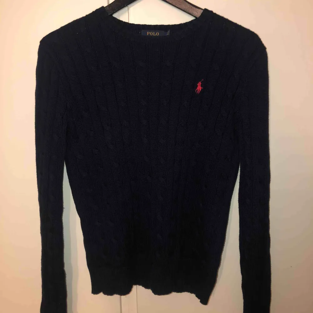 Stickad tröja från Ralph Lauren i nyskick. Färgen är mörkblå med röd logga. Använd ca 5 gånger och säljer pga inte använder. Köparen står för frakt eller mötas i Björklinge eller Uppsala❣️. Stickat.