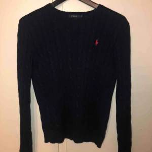  - Stickad tröja från Ralph Lauren i nyskick. Färgen är mörkblå med röd logga. Använd ca 5 gånger och säljer pga inte använder. Köparen står för frakt eller mötas i Björklinge eller Uppsala❣️