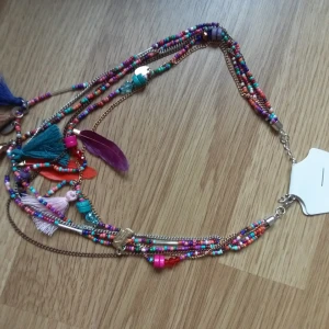  - Halsband i glada färger med pärlor toffsar och fjädrar Perfekt julklapp 🎄🎅