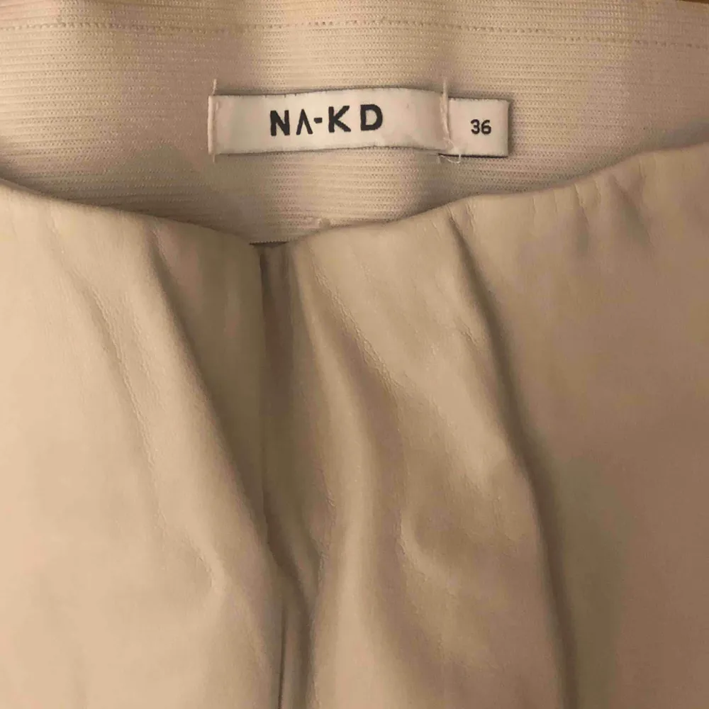 Ett par super snygga beiga skinn byxor från NA-KD, Storlek 36. Knappt använd & endast för 100kr 🥰. Jeans & Byxor.