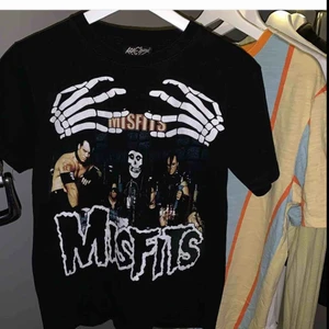  - asfet misfits tröja. den är i storlek S, men passar mer en XS. köparen står för frakten! 🤗 kan skicka mer bilder vid intresse! 