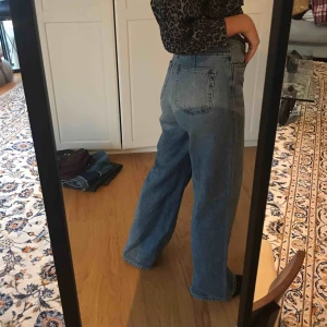  - Jeans från weekday i modellen ”ACE” 💕 sparsamt använda, fint skick utan några revor eller liknande