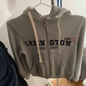  - En grå lexington zip up hoodie! Köpt för 1000kr. Knappt använd väldigt bra skick! 