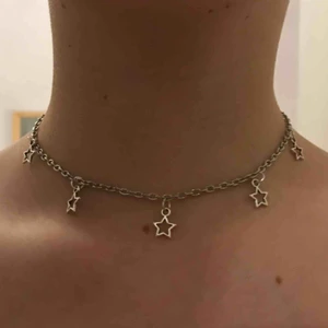  - Silvrigt halsband med stjärnor på som jag har gjort själv, storleken kan justeras. Köparen betalar frakten som kostar 11kr