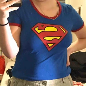  - Blå superman t-shirt. Köpt second hand