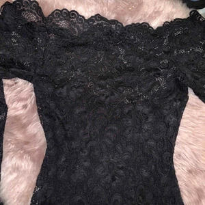  - Spetsbody från Nelly i strl M, använd fåtal gånger. Har tjockare tyg inuti, offshoulder.  Kan fraktas mot en billigare avgift ☺️