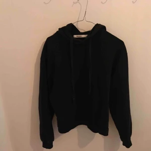  - Ett måste i garderoben! Säljer en helt vanlig svart hoodie från nakd, sparsamt använd. Kan mötas i stockholm eller frakta🖤🖤🖤