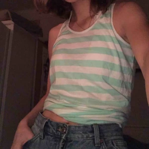  - Ganska långt randigt linne