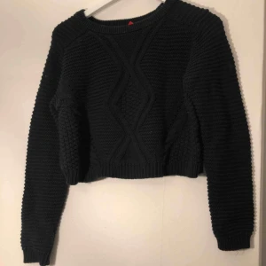  - Svart croppad stickad tröja från H&M i storlek L. Gott skick, inget slitage. Möts upp i Stockholm och Uppsala, annars tillkommer frakt 
