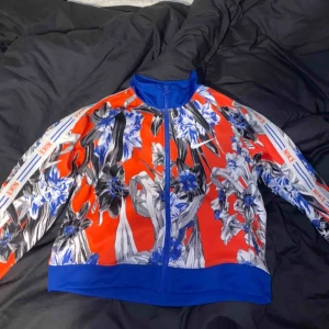  - Nike tröja, kort i midjan men når ner till byxor. Alltså inte magtröja. Fint skick! 