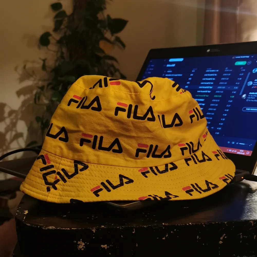 fila bucket hat som ja aldrig använt,säljes för 50kr. ena sidan är svart, andra gul så går att vända åt båda hållen!! betalning sker via swish, frakt ingår!! ❤️. Accessoarer.