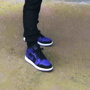  - Nike air jordan 1, lila/svarta , sparsamt använda och i nyskick!