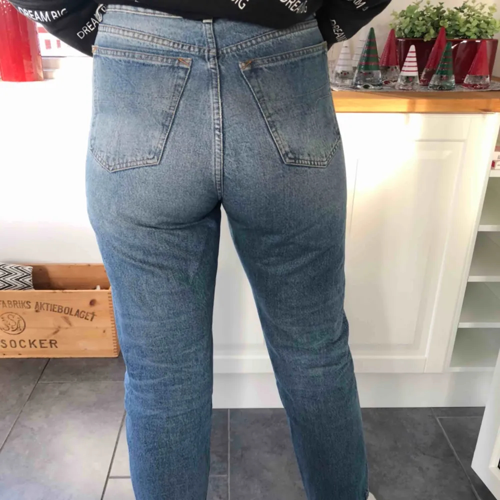 Snygga blå boyfriend jeans från Tiger of Sweden. Använda men fortfarande i bra skick. Köparen står för frakt🥰. Jeans & Byxor.