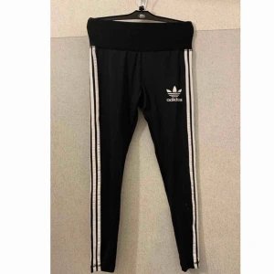  - Adidas tights  Storlek XS/S  Material som absorberar fukt och andas Passar mig bra i längden som är 170cm  Aldrig använda!   Priset kan diskuteras :)  Frakt tillkommer! 
