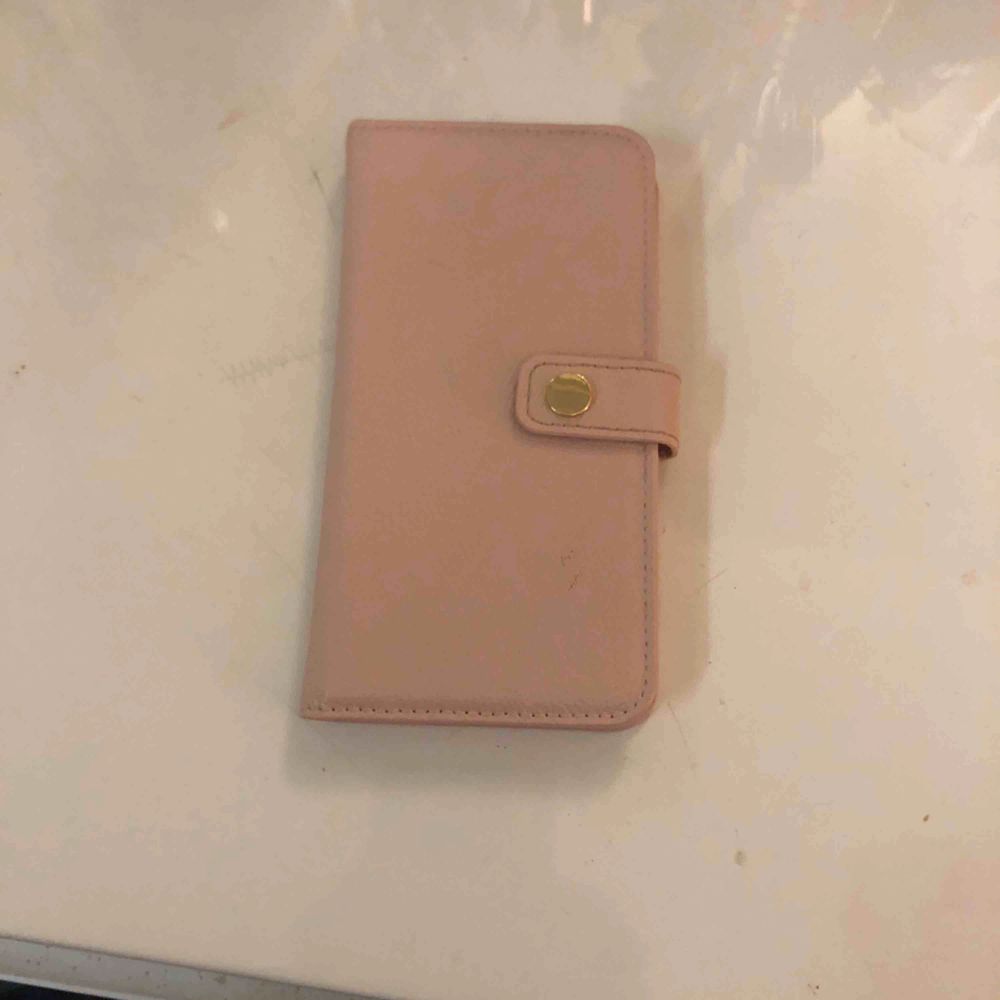Rosa plånboksskal för iPhone 8! Oanvänt och är i super bra skick! Köparen står även för frakt på 25kr💓. Accessoarer.