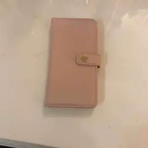 Rosa plånboksskal för iPhone 8! Oanvänt och är i super bra skick! Köparen står även för frakt på 25kr💓