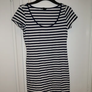  - Kort klänning från H&M. Den är marinblå och vit randig. ❤️ Möts upp i Stockholm, helst på Södermalm. Om du köper flera saker kan vi komma fram till ett bra paketpris.