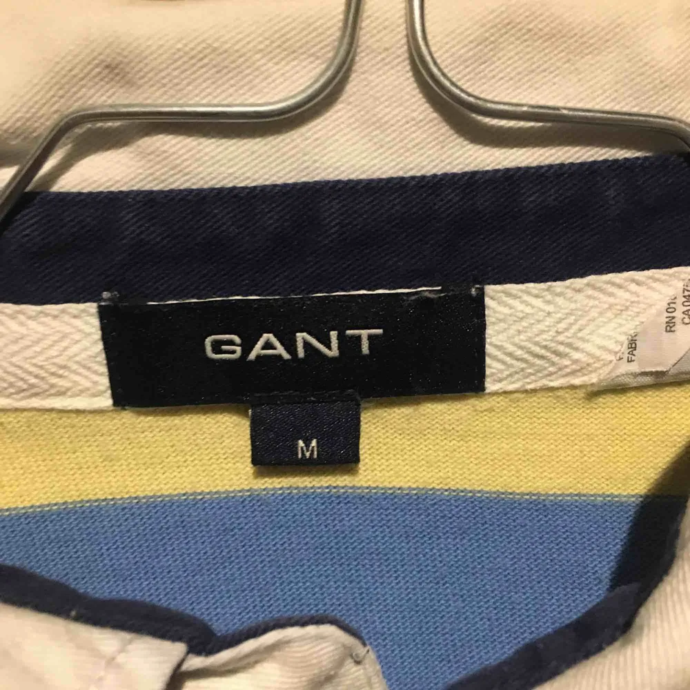 Gant rugbytröja, köptes second hand och är i normalt begagnat skick. Står att den är M men är mer än S! . Toppar.