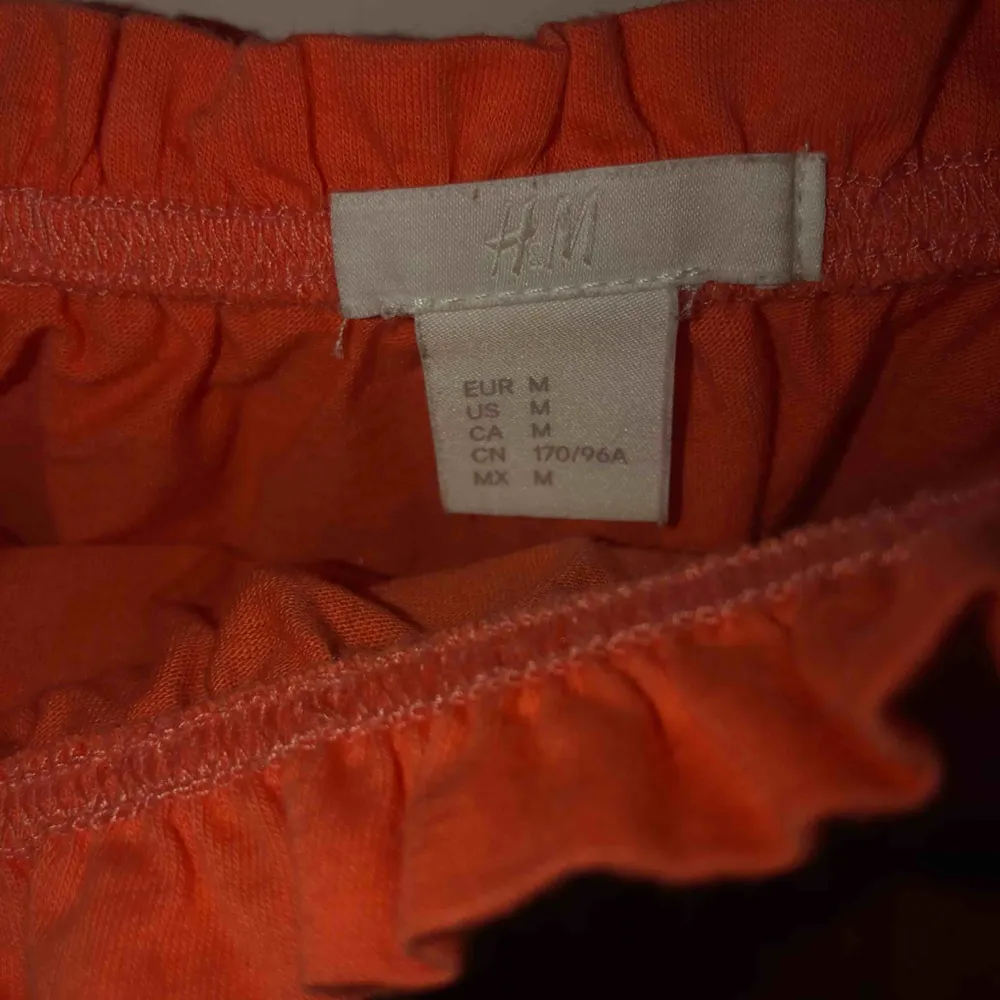 Orange off-shoulder tröja från h&m. Använd några gånger men i bra skick (såklart mycket finare när den är strykt) Passar även om man har L i vanliga fall. Frakt 50kr, pris kan diskuteras.. Toppar.