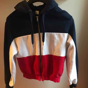  - Snygg cropped hoodie i blå vit och röd. Knappt använd. Frakt tillkommer 😊