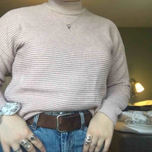  - Fin ljusrosa glittrig tjocktröja perfekt till våren. Det var svårt att fånga färgen men den sista bilden visar den bäst. Köparen betalar frakten, eller så kan jag mötas upp i Lund🥰