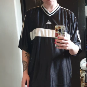 T-shirt  - Lite oversize tröja från adidas.   Köparen står för frakt 🌹